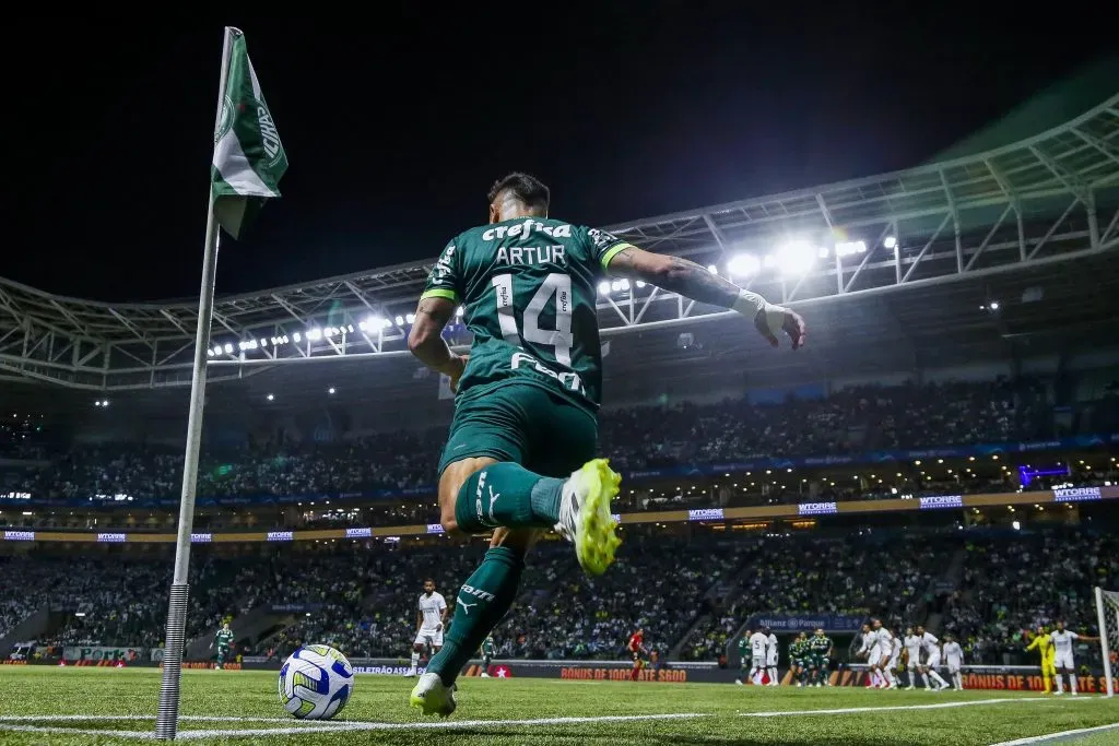 Artur cobrando escanteio. (Photo by Miguel Schincariol/Getty Images)
