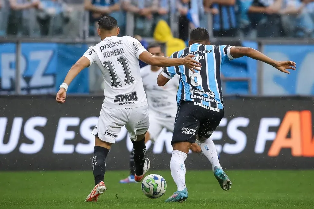 PORTO ALEGRE, BRASIL – NOVEMBRO 12: Reinaldo, do Grêmio, e Romero, do Corinthians, disputam a bola durante a partida entre Grêmio e Corinthians como parte do Brasileirão 2023, no Estádio Arena do Grêmio, em 12 de novembro de 2023, em Porto Alegre. (Foto: Pedro H. Tesch/Getty Images)