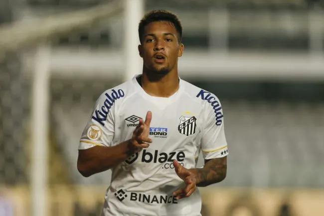 SANTOS, Brasil – 23 de julho: Marcos Leonardo, do Santos, comemora após marcar o segundo gol da equipe durante a partida entre Santos e Botafogo, no jogo da Série A do Brasileirão 2023, no Estádio Urbano Caldeira (Vila Belmiro), em 23 de julho de 2023, em Santos. (Foto: Ricardo Moreira/Getty Images)