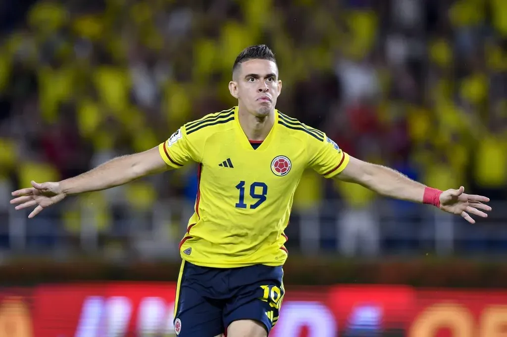 Rafael Borré celebrando gol pela Colômbia. (Photo by Gabriel Aponte/Getty Images)