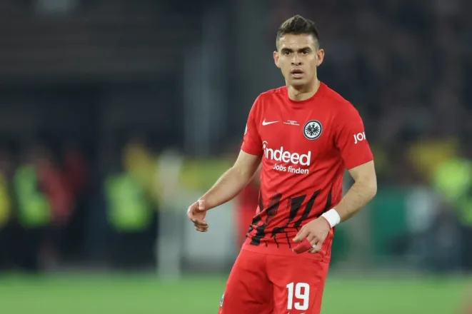 Rafael Borré em ação pelo Frankfurt. (Photo by Christian Kaspar-Bartke/Getty Images)