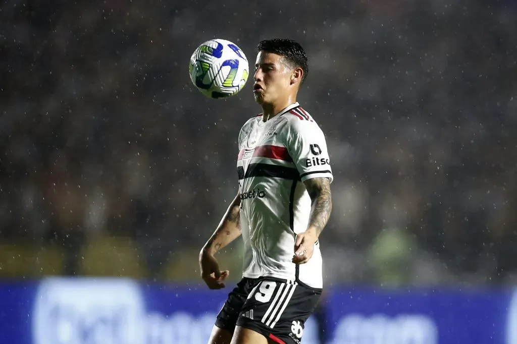 RIO DE JANEIRO, BRASIL – 7 DE OUTUBRO: James Rodrigues, do São Paulo, controla a bola durante a partida entre Vasco da Gama e São Paulo como parte do Brasileirão 2023 no Estádio São Januário em 7 de outubro de 2023 no Rio de Janeiro, Brasil. (Foto: Wagner Meier/Getty Images)