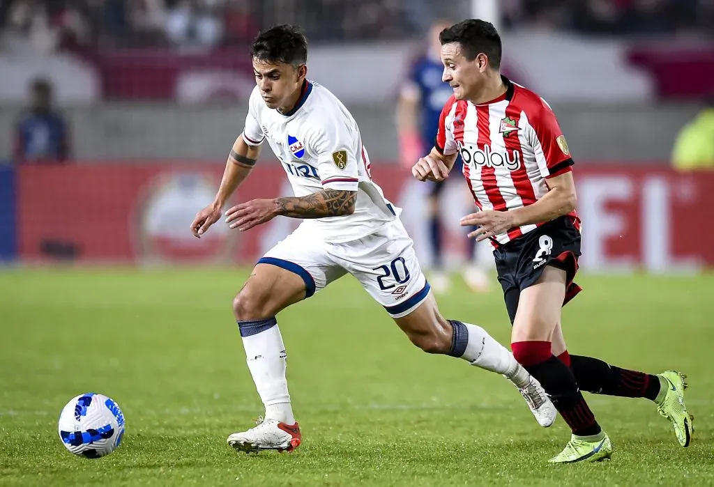 LA PLATA, ARGENTINA – MAY 03: Felipe Carballo of Nacional fights for the ball with Fernando Zuqui of Estudiantes during the Copa CONMEBOL Libertadores 2022 match between Estudiantes and Nacional at Jorge Luis Hirschi Stadium on May 3, 2022 in La Plata, Argentina. (Photo by Marcelo Endelli/Getty Images)