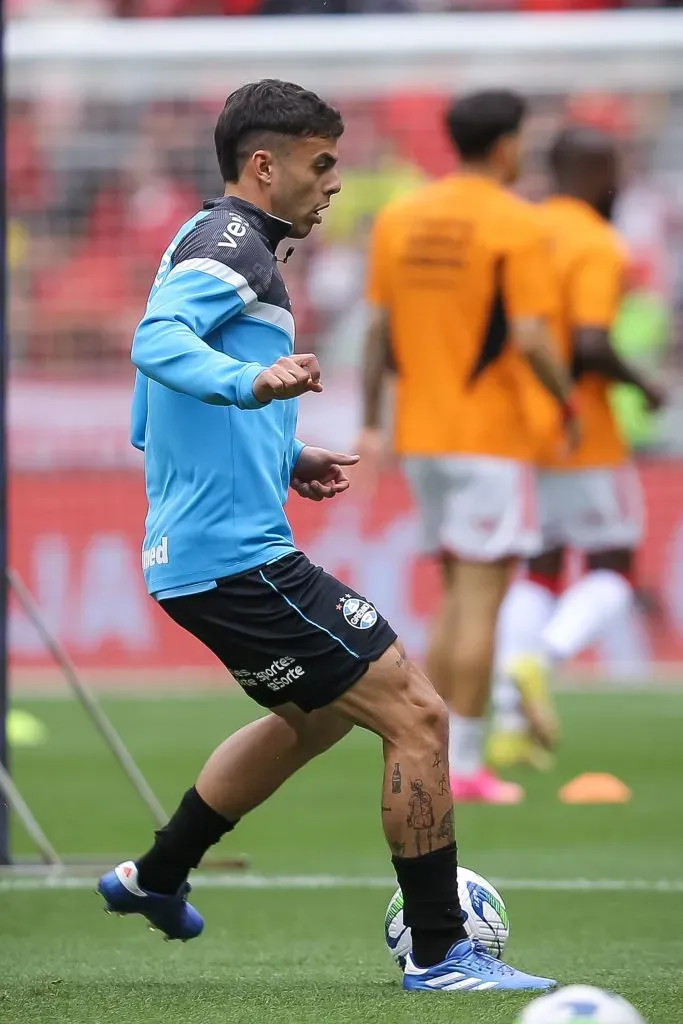 PORTO ALEGRE, BRAZIL – OCTOBER 8: Felipe Carballo of Gremio warms up prior before the match between Internacional and Gremio as part of Brasileirao 2023 at Beira-Rio Stadium on October 8, 2023 in Porto Alegre, Brazil. (Photo by Pedro H. Tesch/Getty Images)