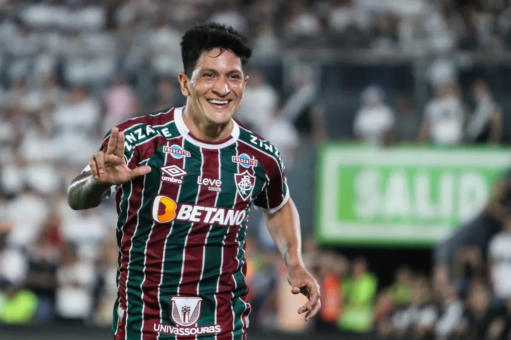 Germán Cano fazendo sua comemoração, o “L”. (Photo by Christian Alvarenga/Getty Images)