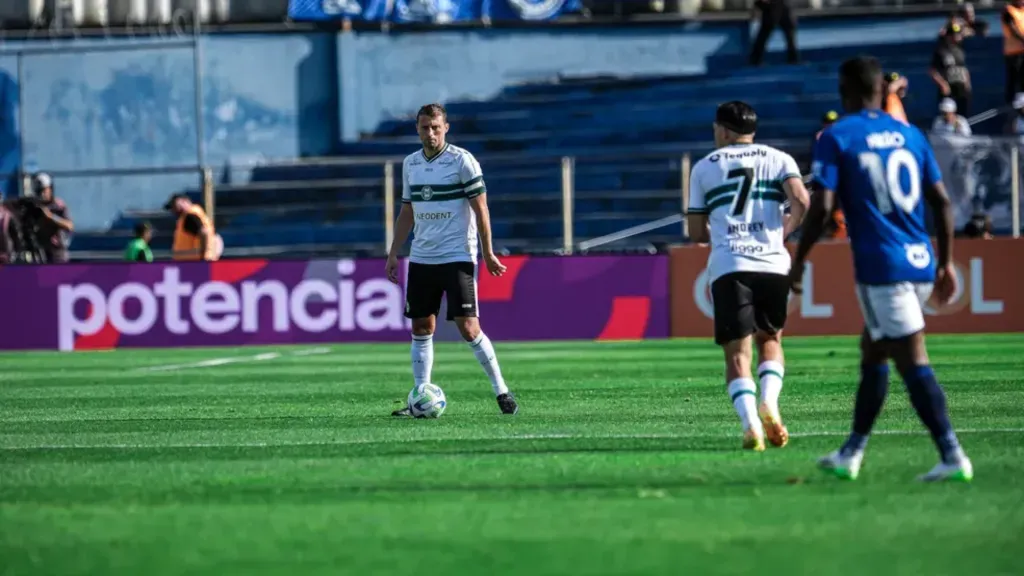 Henrique se lesionou durante a partida contra o Cruzeiro (Foto: Gabriel Thá/Coritiba/Divulgação)