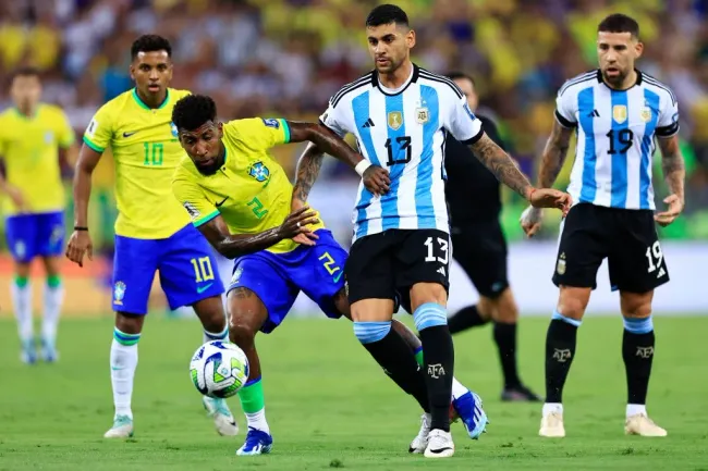 RIO DE JANEIRO, BRASIL – 21 DE NOVEMBRO: Emerson Royal, do Brasil, e Cristian Romero, da Argentina, disputam a bola durante uma partida das Eliminatórias da Copa do Mundo FIFA 2026 entre Brasil e Argentina no Estádio do Maracanã, em 21 de novembro de 2023, no Rio de Janeiro, Brasil. (Foto: Buda Mendes/Getty Images)