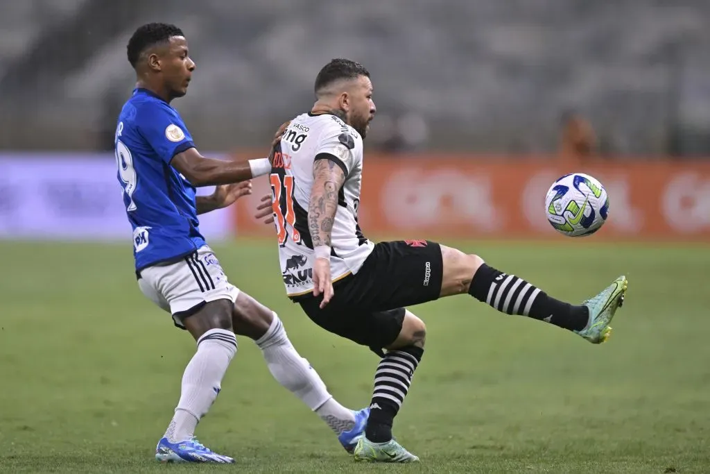BELO HORIZONTE, BRAZIL – NOVEMBER 22: Arthur Gomes (L) of Cruzeiro and Rossi (R) of Vasco da Gama fight for the ball during a match between Cruzeiro and Vasco da Gama as part of Brasileirao 2023 at Mineirao Stadium on November 22, 2023 in Belo Horizonte, Brazil. (Photo by Pedro Vilela/Getty Images)