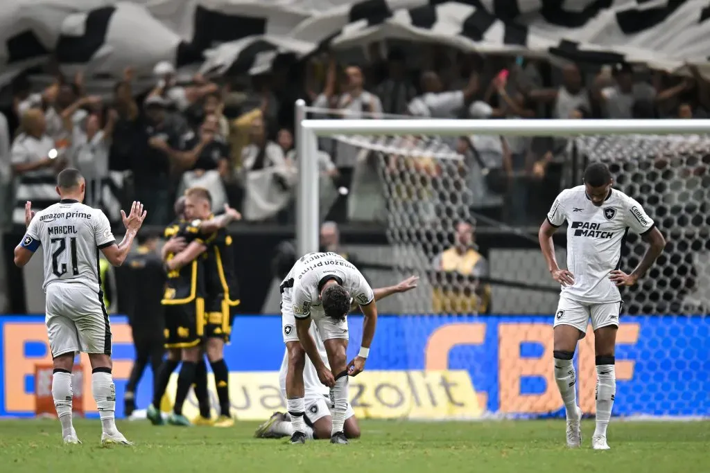 BELO HORIZONTE, BRASIL – SETEMBRO 16: Jogadores do Botafogo deixam o campo após2023, na Arena MRV, em 16 de setembro de 2023, em Belo Horizonte. (Foto: Pedro Vilela/Getty Images)
