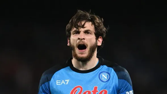 Khvicha Kvaratskhelia está em baixa no Napoli. (Photo by Francesco Pecoraro/Getty Images)