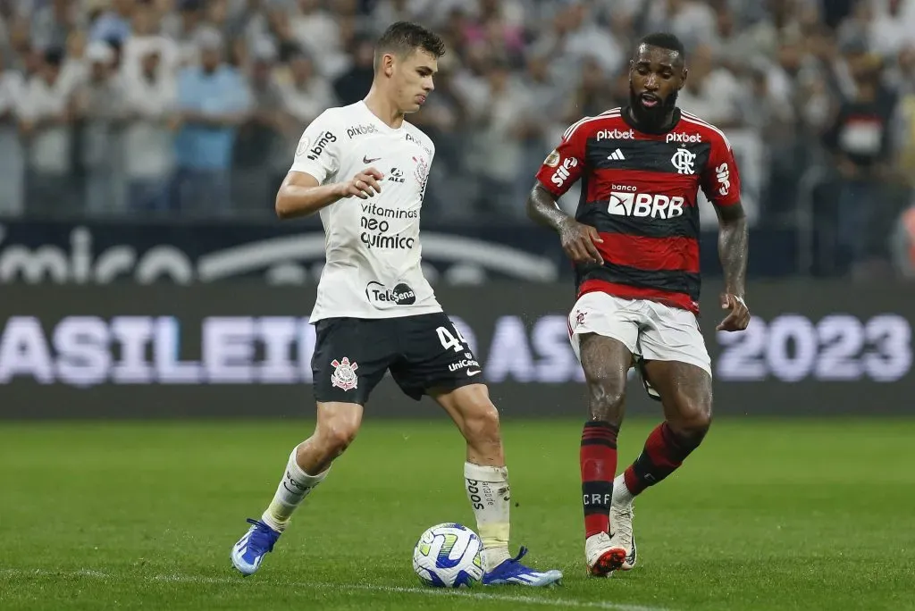 SÃO PAULO, SP (FOLHAPRESS) – 7 DE OUTUBRO: Gabriel Moscardo, do Corinthians, disputa a bola com Gerson, do Flamengo, durante a partida entre Corinthians e Flamengo, pela Série A 2023, na Neo Quimica, no dia 7 de outubro de 2023, em São Paulo. (Foto: Ricardo Moreira/Getty Images)