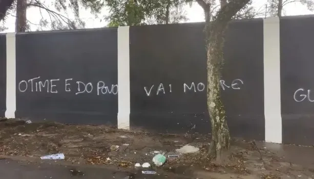 Muros pichados no Parque São Jorge, sede do Corinthians (Foto: Reprodução)