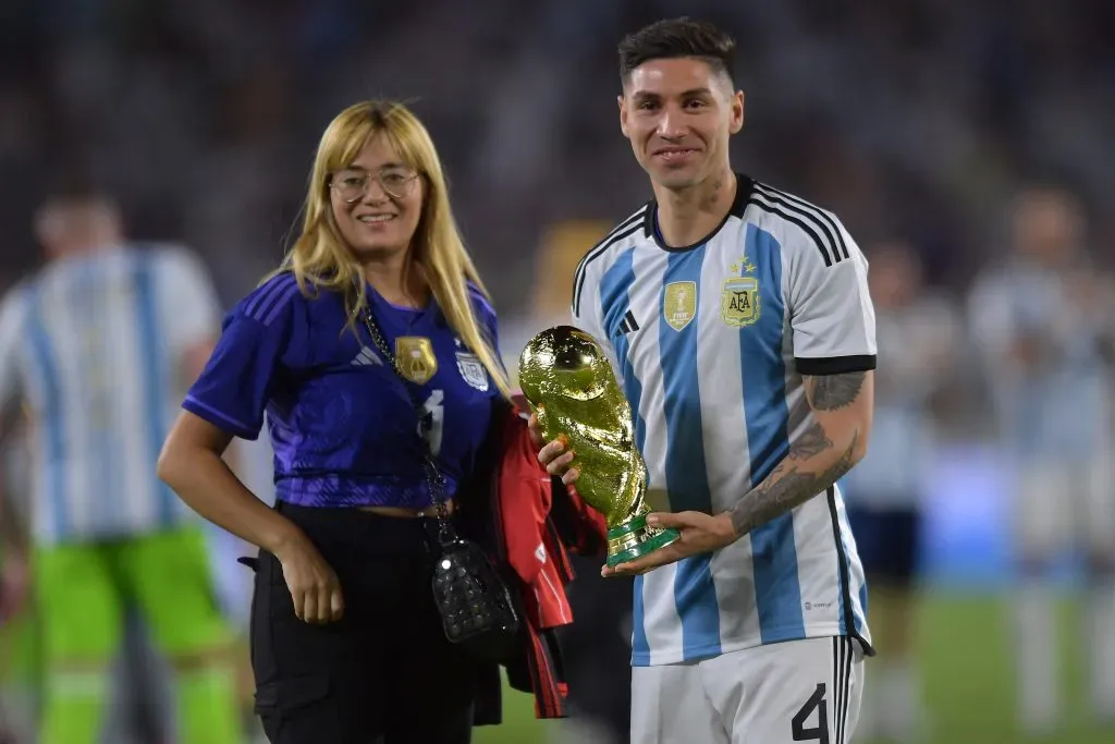 Gonzalo Montiel com a taça da Copa do Mundo. (Photo by Marcelo Endelli/Getty Images)