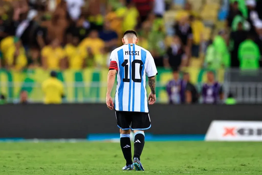 RIO DE JANEIRO, BRASIL – 21 DE NOVEMBRO: Lionel Messi, da Argentina, reage durante partida das Eliminatórias da Copa do Mundo FIFA 2026 entre Brasil e Argentina no Maracanã, em 21 de novembro de 2023, no Rio de Janeiro, Brasil. (Foto: Buda Mendes/Getty Images)