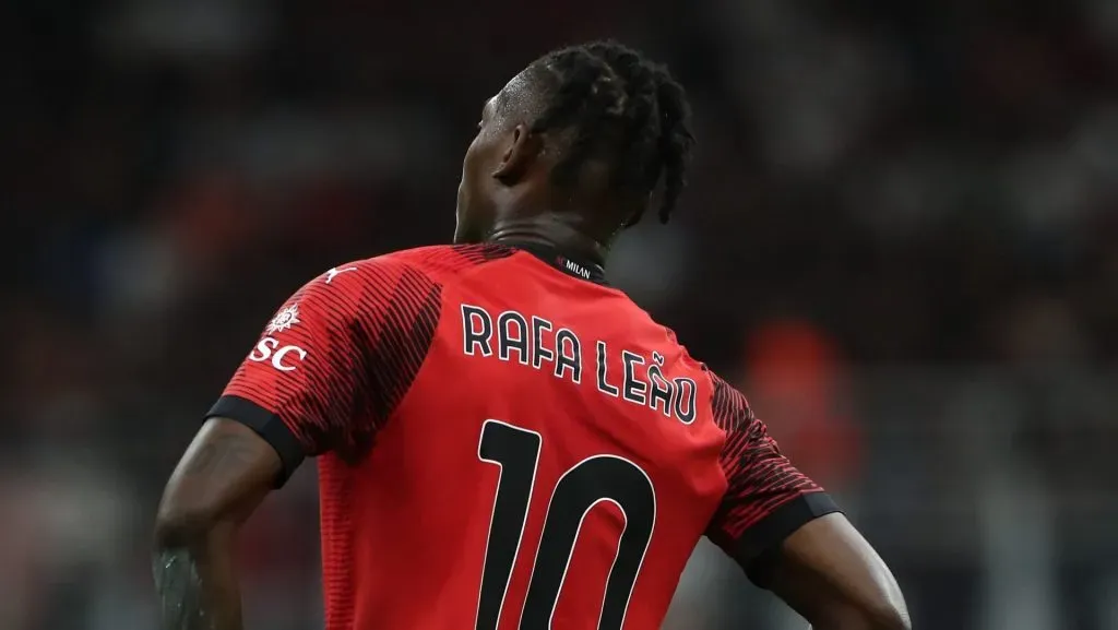 Dois rivais da Premier League de olho, R$800 Milhões! Rafael Leão pode deixar o Milan e um dos maiores acordos da história (Photo by Marco Luzzani/Getty Images)