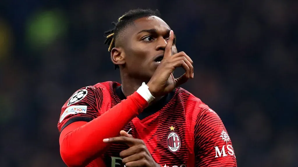 Dois rivais da Premier League de olho, R$800 Milhões! Rafael Leão pode deixar o Milan e um dos maiores acordos da história (Photo by Marco Luzzani/Getty Images)