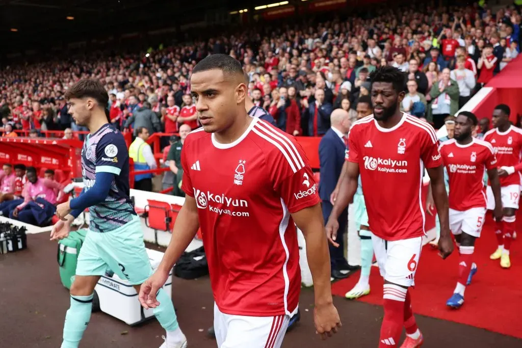 Murillo puxa a fila na entrada para o campo. Foto: Alex Livesey/Getty Images