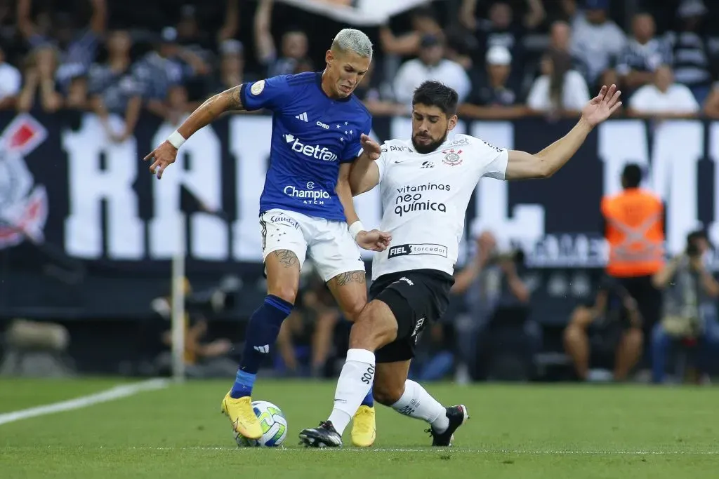 Mateus Vital em ação pelo Cruzeiro (Photo by Miguel Schincariol/Getty Images)