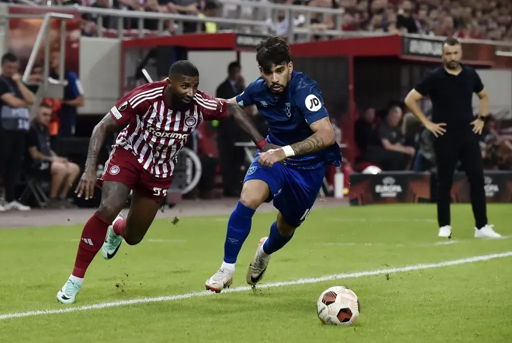 Rodinei disputa bola com Lucas Paquetá. Foto: Milos Bicanski/Getty Images