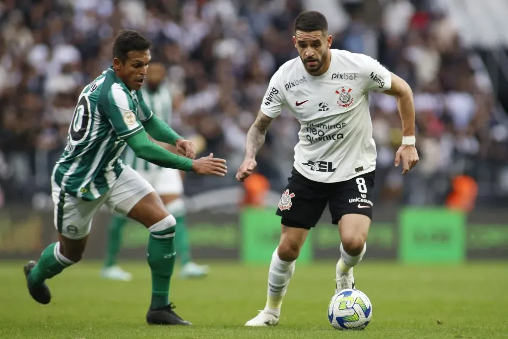 Renato Augusto na partida diante do Coritiba (Photo by Miguel Schincariol/Getty Images)