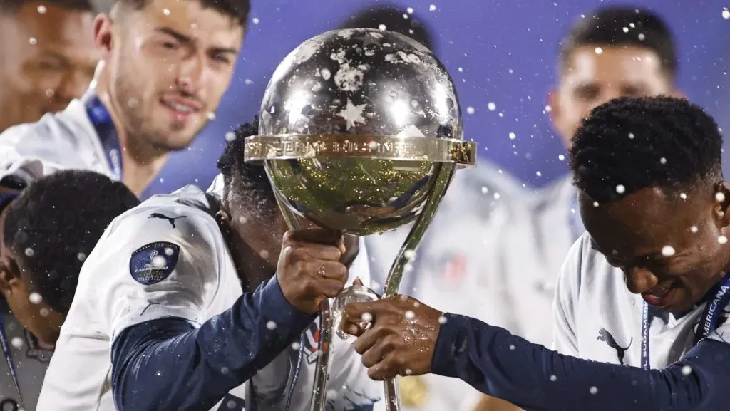 MALDONADO, URUGUAY – OCTOBER 28: Players of Liga de Quito celebrate with the trophy as they become Sudamericana champions after the Copa CONMEBOL Sudamericana 2023 final match between LDU Quito and Fortaleza at Estadio Domingo Burgueño Miguel on October 28, 2023 in Maldonado, Uruguay. (Photo by Ernesto Ryan/Getty Images)