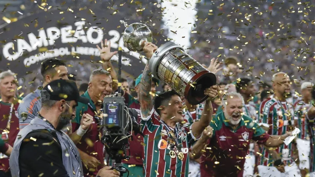 RIO DE JANEIRO, BRAZIL – NOVEMBER 04: Germán Cano of Fluminense lifts the trophy after winning the final match of Copa CONMEBOL Libertadores 2023 between Fluminense and Boca Juniors at Maracana Stadium on November 04, 2023 in Rio de Janeiro, Brazil. (Photo by Ricardo Moreira/Getty Images)