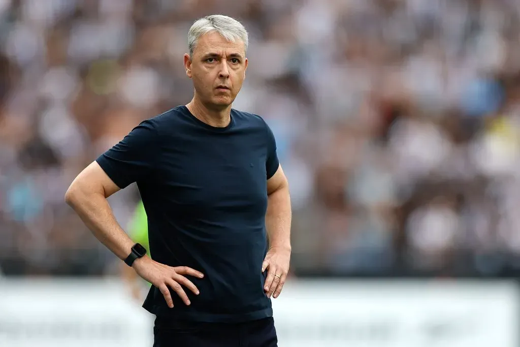 Tiago Nunes tentou explicar tropeço do Botafogo (Foto: Buda Mendes/Getty Images)