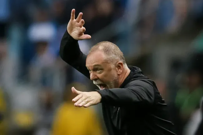 PORTO ALEGRE, BRASIL – NOVEMBRO 12: Mano Menezes treinador do Corinthians durante a partida entre Grêmio e Corinthians como parte do Brasileirão 2023 no Estádio Arena do Grêmio em 12 de novembro de 2023 em Porto Alegre, Brasil. (Foto: Pedro H. Tesch/Getty Images)