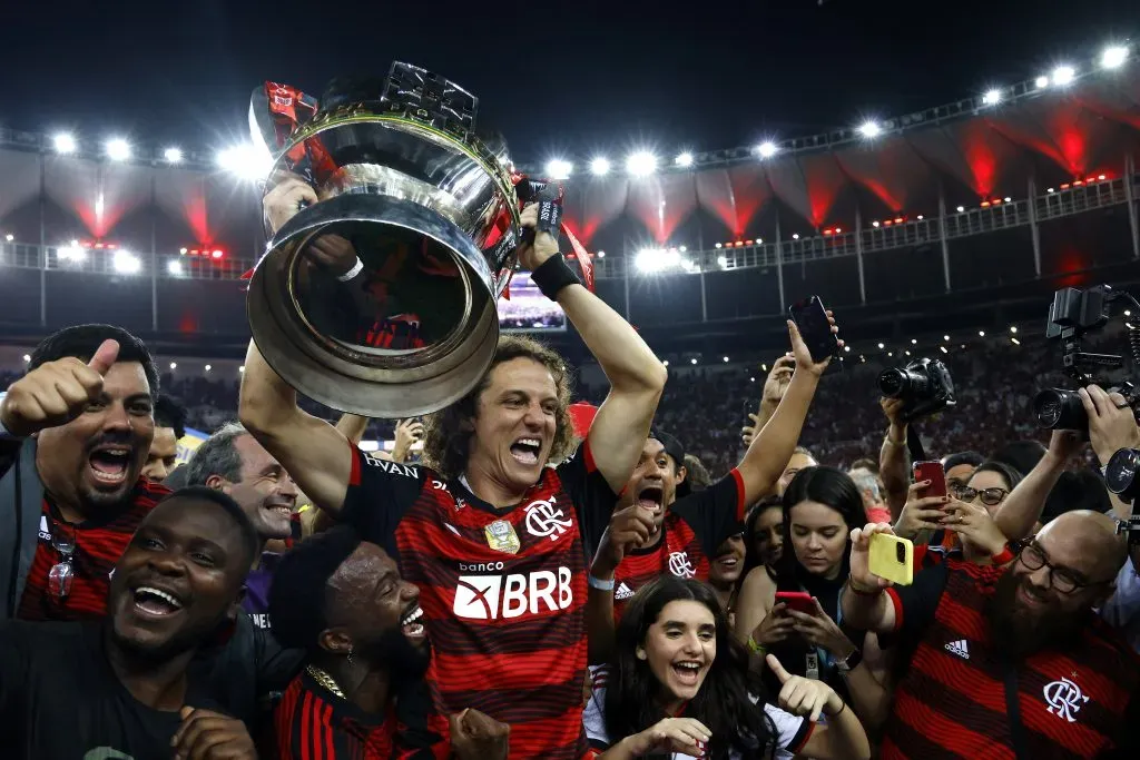 David Luiz com o troféu da Copa do Brasil. Foto: Wagner Meier/Getty Images