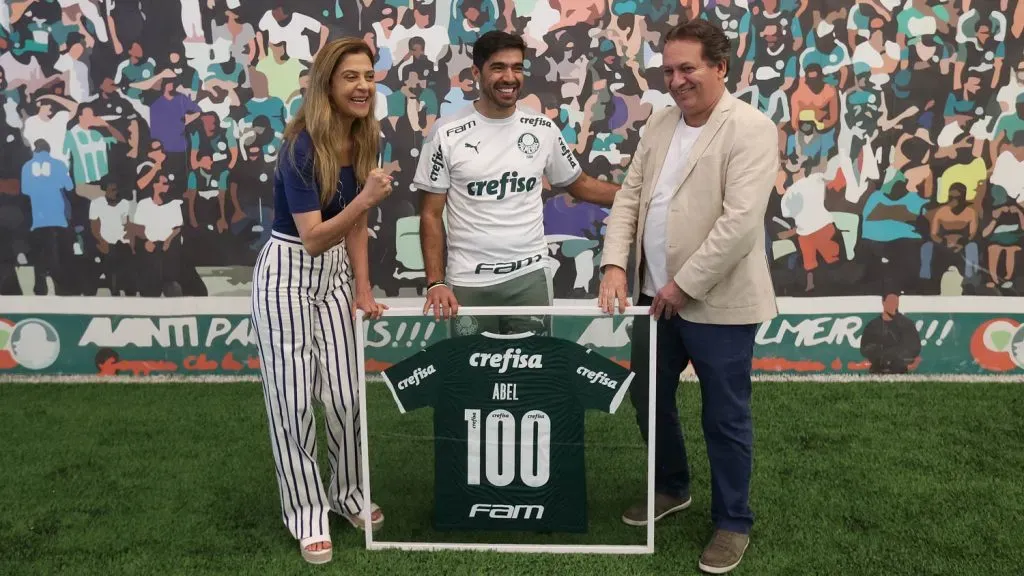 A presidente Leila Pereira e o vice presidente Paulo Buosi (E e D), da SE Palmeiras, entregam ao técnico Abel Ferreira (C) camisa comemorativa aos seus 100 jogos pelo clube, após o treinamento, na Academia de Futebol. (Foto: Cesar Greco)