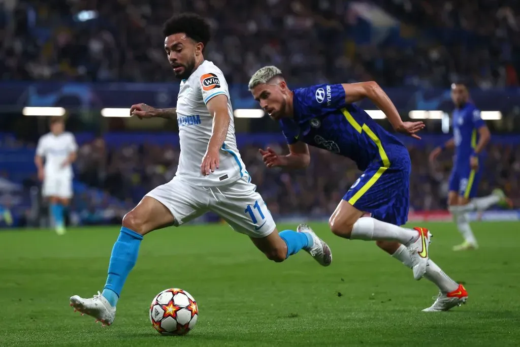 Claudinho em partida contra o Chelsea. (Photo by Clive Rose/Getty Images)