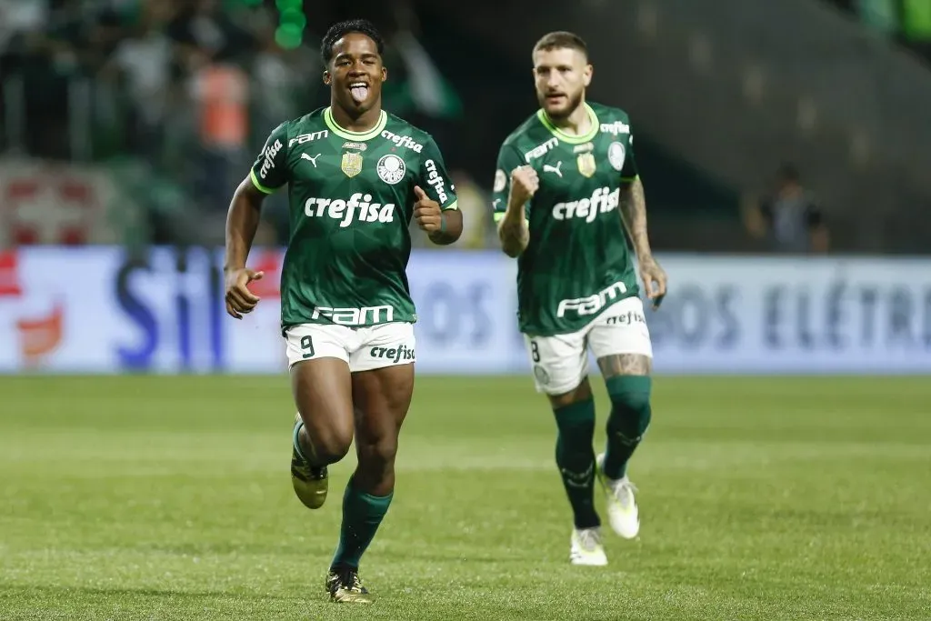 Endrick comemora gol ao lado de Zé Rafael. Foto: Ricardo Moreira/Getty Images