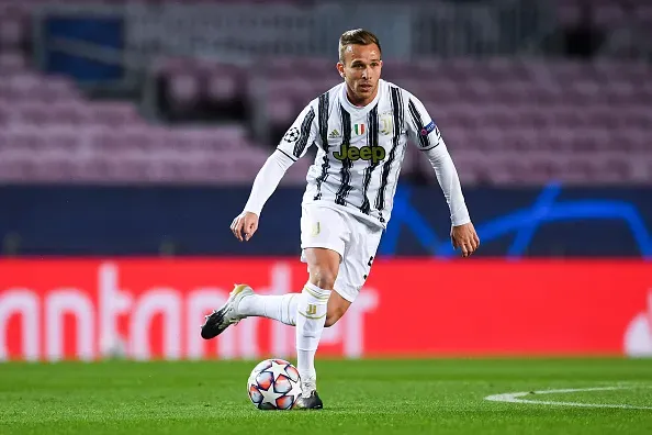 Ex-Seleção e Grêmio, Arthur Melo é o favorito para assumir o comando do meio-campo de gigante da Série A Italiana (Photo by David Ramos/Getty Images)