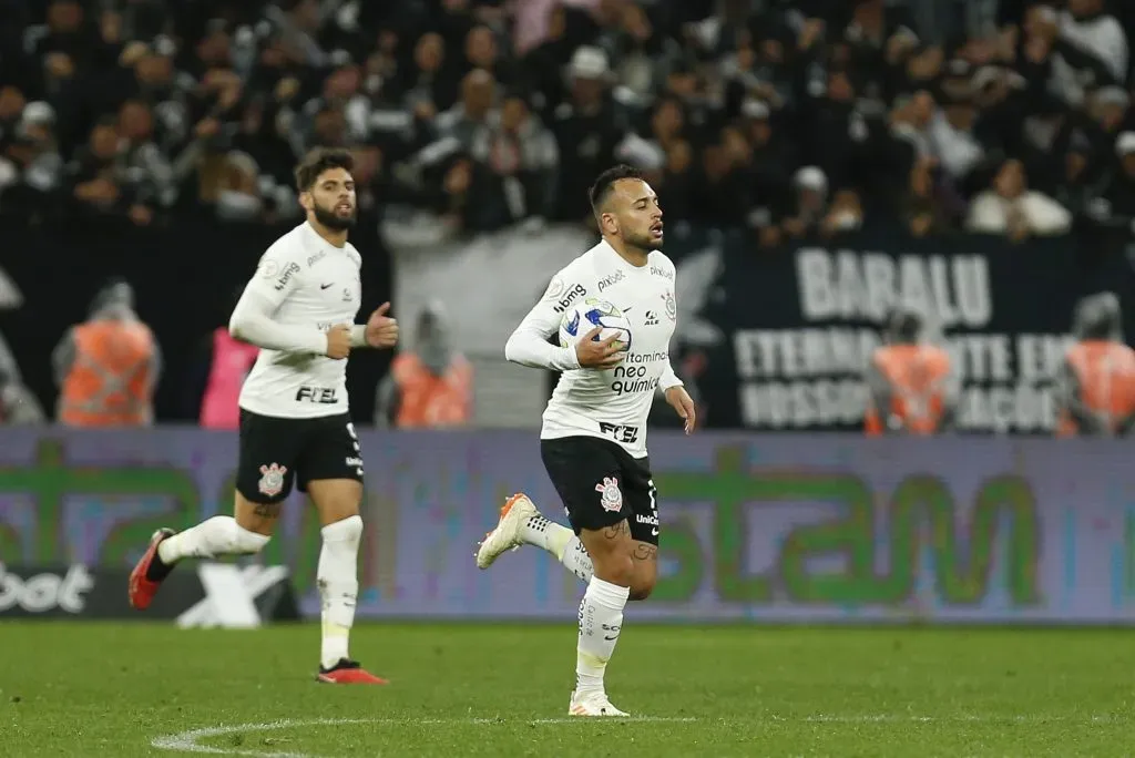 Maycon celebra gol contra o Goiás. (Photo by Ricardo Moreira/Getty Images)