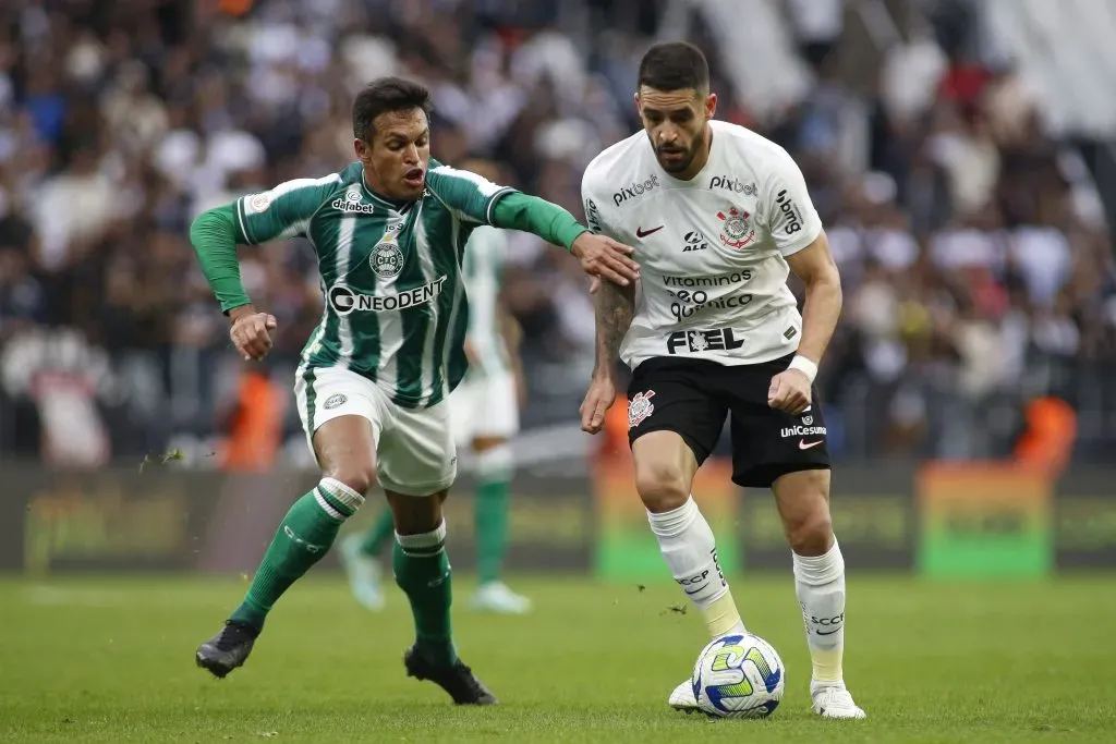 Robson marcando Renato Augusto. (Photo by Miguel Schincariol/Getty Images)