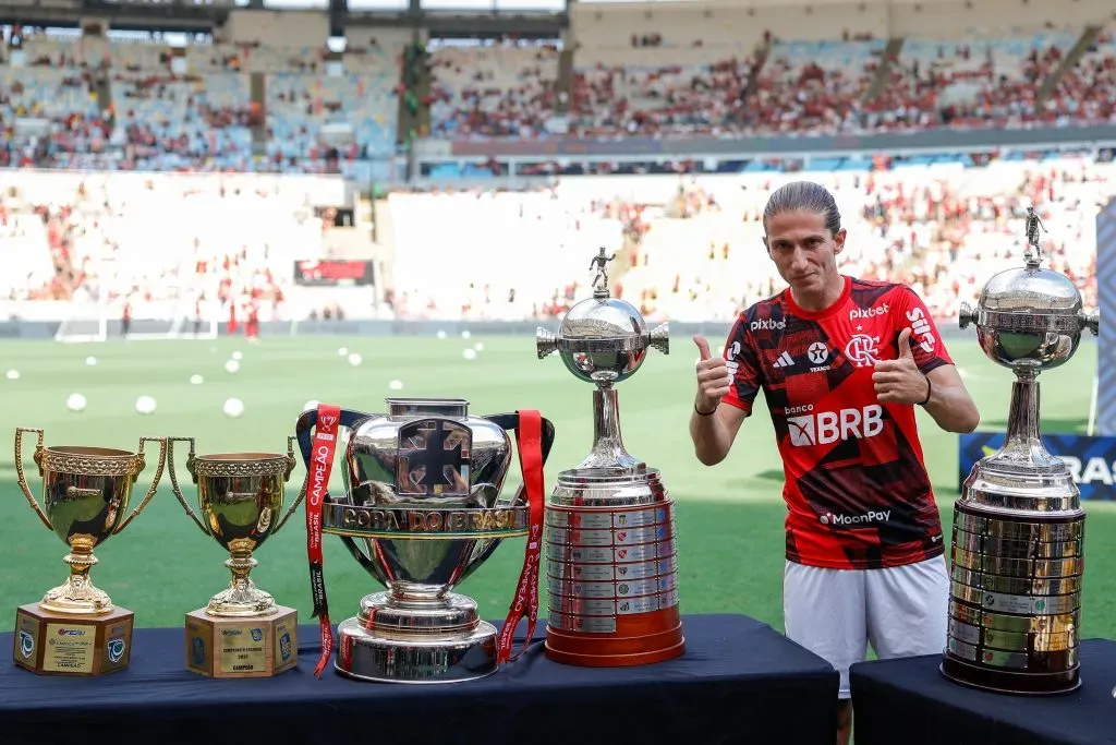 Filipe Luís com as taças que ganhou no Flamengo. Foto: Buda Mendes/Getty Images