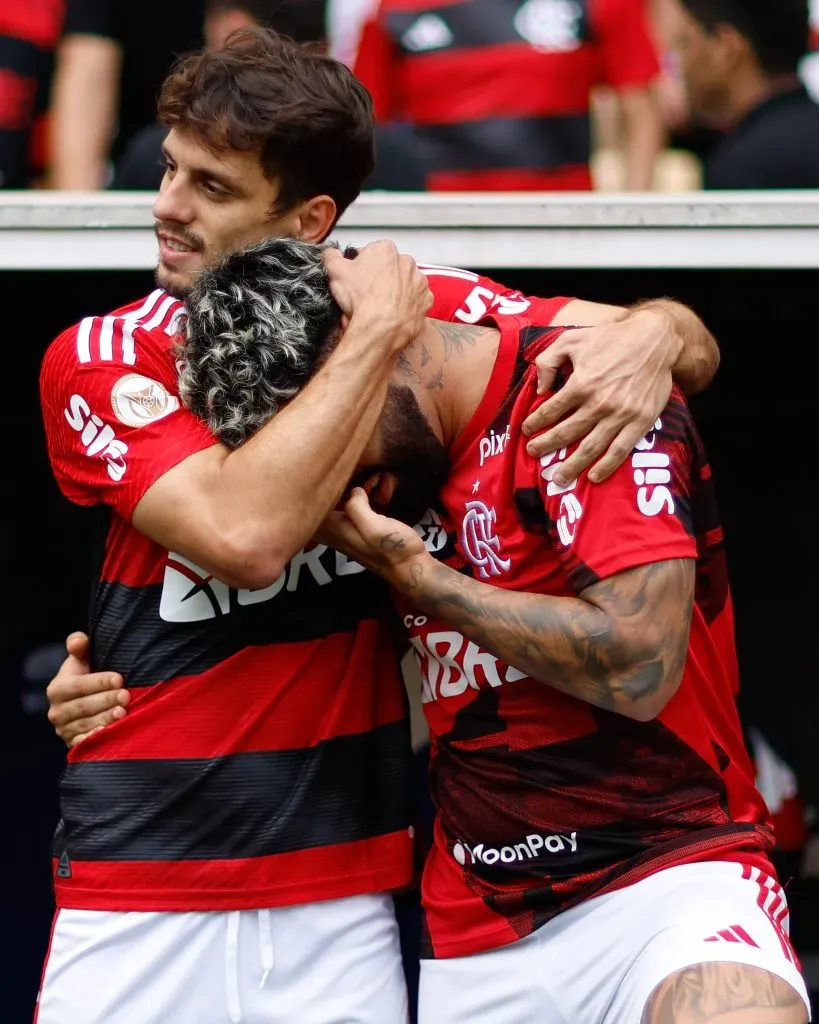 Gabigol se despede emocionado de Rodrigo Caion Foto: Buda Mendes/Getty Images