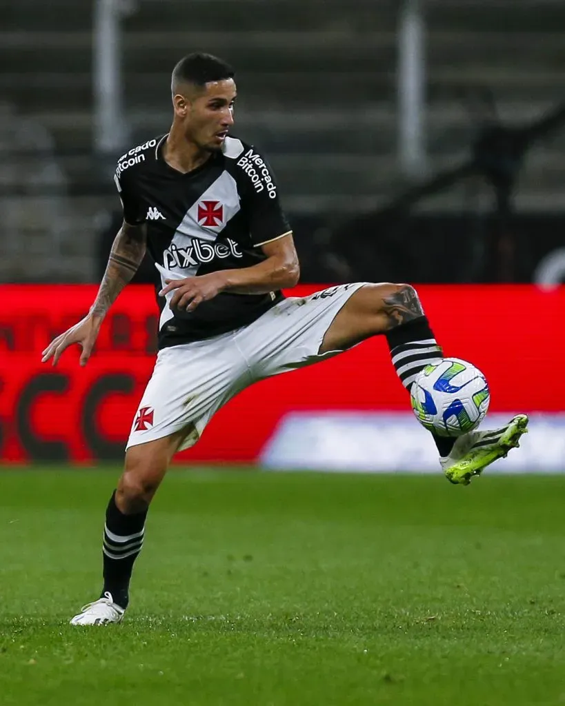 SÃO PAULO, SP (FOLHAPRESS) – 29 DE JULHO: Praxedes do Vasco controla a bola durante a partida entre Corinthians e Vasco pela Série A do Brasileirão 2023, na Arena Neo Química, em 29 de julho de 2023, em São Paulo. (Foto: Ricardo Moreira/Getty Images)