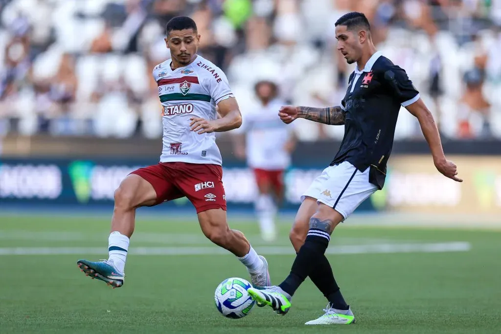 RIO DE JANEIRO, BRASIL – 16 DE SETEMBRO: Bruno Conceição Praxedes, do Vasco, disputa a bola com André do Fluminense durante a partida entre Vasco da Gama e Fluminense pelo Campeonato do Brasil 2023, no Estádio Nilton Santos, em 16 de setembro de 2023, no Rio de Janeiro. (Foto: Buda Mendes/Getty Images)