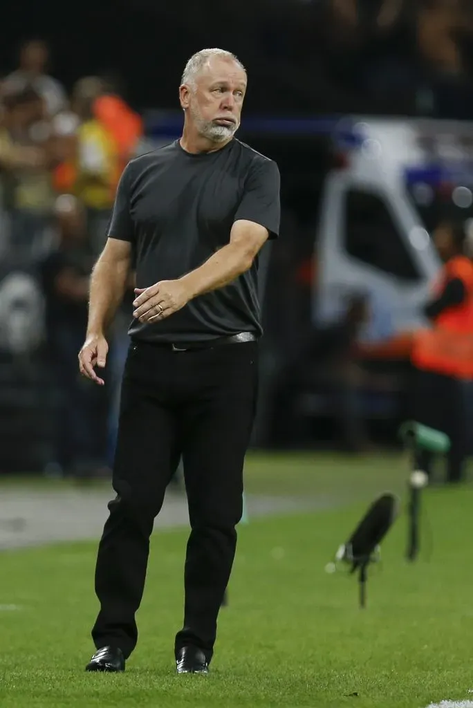SÃO PAULO, SP (FOLHAPRESS) – 02 DE DEZEMBRO: Mano Menezes, técnico do Corinthians, reage durante partida entre Corinthians e Internacional pela Série A 2023, na Neo Quimica Arena, em 2 de dezembro de 2023, em São Paulo. (Foto: Ricardo Moreira/Getty Images)