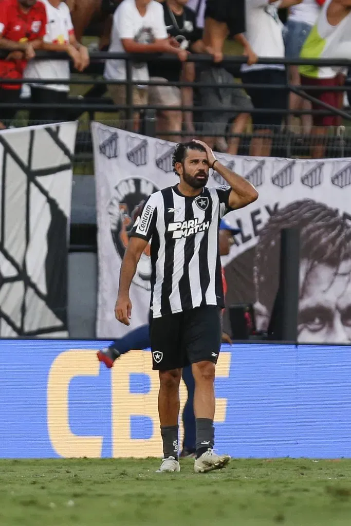 SÃO PAULO, SP (FOLHAPRESS) – 12 DE NOVEMBRO: Diego Costa, do Botafogo, reage após a partida entre Red Bull Bragantino e Botafogo, pelo Campeonato Brasileiro de 2023, no Nabi Abi Chedid, no dia 12 de novembro de 2023, em São Paulo. (Foto: Ricardo Moreira/Getty Images)