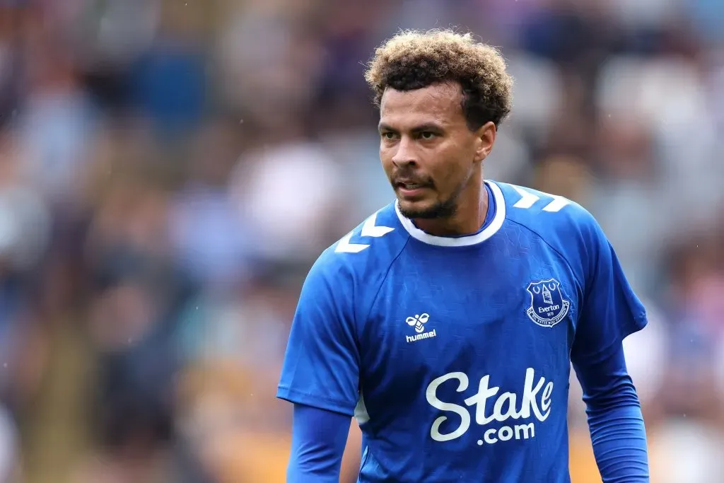 BLACKPOOL, INGLATERRA – JULHO 24: Dele Alli do Everton olha durante o amistoso de pré-temporada entre Blackpool e Everton em Bloomfield Road em 24 de julho de 2022 em Blackpool, Inglaterra. (Foto: George Wood/Getty Images)