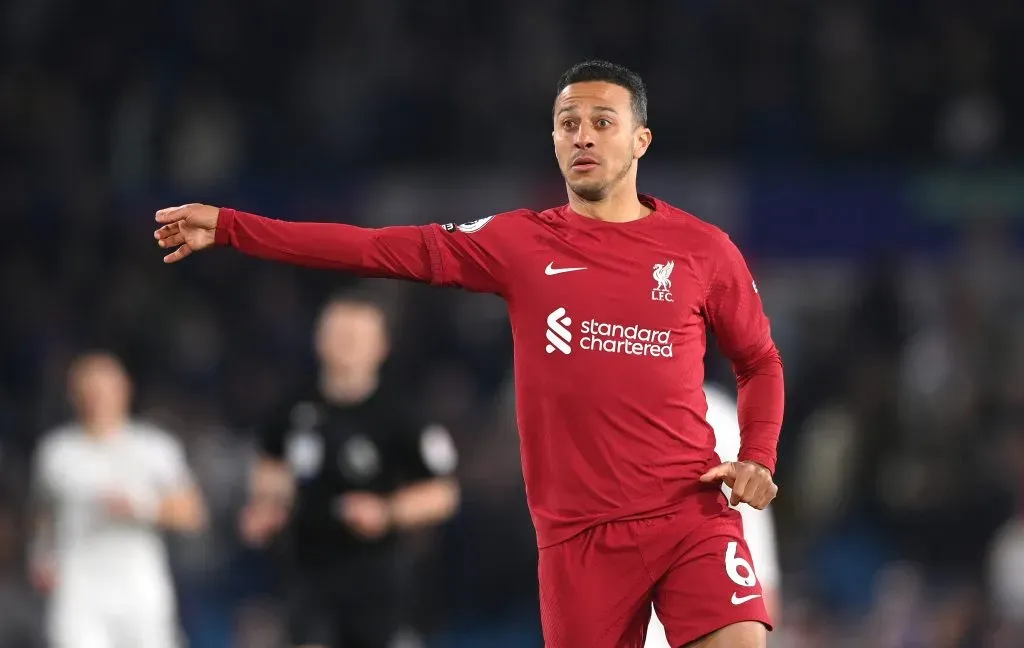 LEEDS, INGLATERRA – ABRIL 17: Thiago Alcantara, jogador do Liverpool, em ação durante a partida da Premier League entre Leeds United e Liverpool FC em Elland Road em 17 de abril de 2023 em Leeds, Inglaterra. (Foto: Stu Forster/Getty Images)
