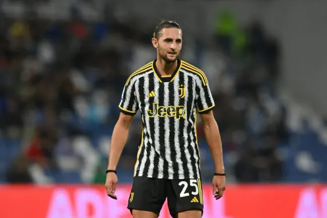 REGGIO NELL’EMILIA, ITÁLIA – 23 DE SETEMBRO: Adrien Rabiot, da Juventus, assiste durante a partida da Serie A TIM entre US Sassuolo e Juventus no Mapei Stadium – Citta’ del Tricolore em 23 de setembro de 2023 em Reggio nell’Emilia, Itália. (Foto: Alessandro Sabattini/Getty Images)