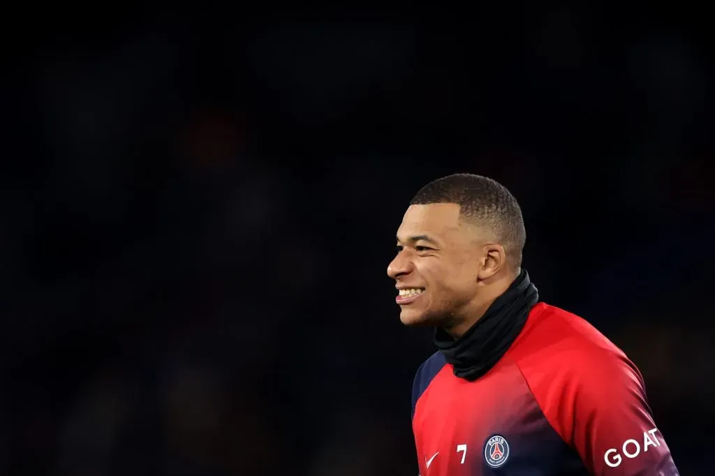 PARIS, FRANÇA – NOVEMBRO 03: Kylian Mbappé, do PSG, aquece durante a partida da Ligue 1 Uber Eats entre Paris Saint-Germain e Montpellier HSC, no Parc des Princes, em 03 de novembro de 2023, em Paris, França. (Foto: Alex Pantling/Getty Images)