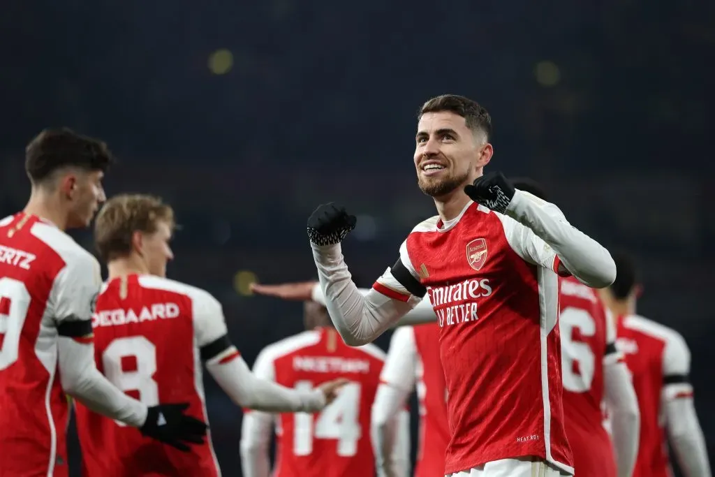 LONDRES, INGLATERRA – NOVEMBRO 29: Jorginho, do Arsenal, comemora após marcar o sexto gol da equipe de pênalti durante a partida da UEFA Champions League entre Arsenal FC e RC Lens, no Emirates Stadium, em 29 de novembro de 2023, em Londres, Inglaterra. (Foto: Richard Heathcote/Getty Images)