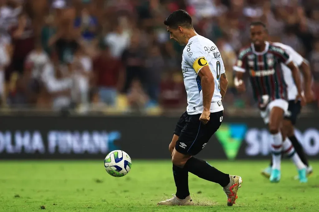 Luis Suárez cobrando pênalti durante o jogo. (Photo by Buda Mendes/Getty Images)