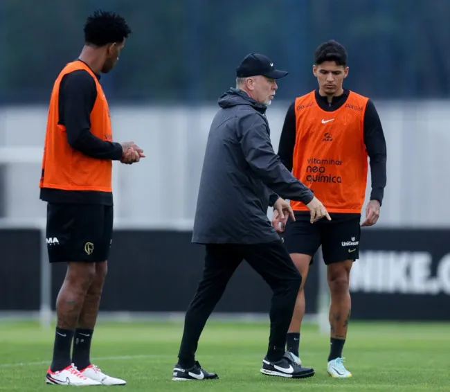Mano Menezes, Gil e Caetano | Foto: Rodrigo Coca/Agência Corinthians