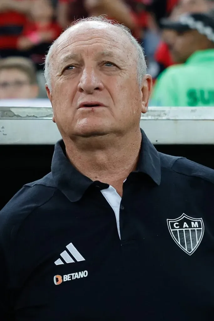 RIO DE JANEIRO, BRASIL – 29 DE NOVEMBRO: Luiz Felipe Scolari, técnico do Atlético Mineiro, analisa antes da partida entre Flamengo e Atlético Mineiro o jogo do Brasileirão 2023, no Maracanã, em 29 de novembro de 2023, no Rio de Janeiro. (Foto: Buda Mendes/Getty Images)
