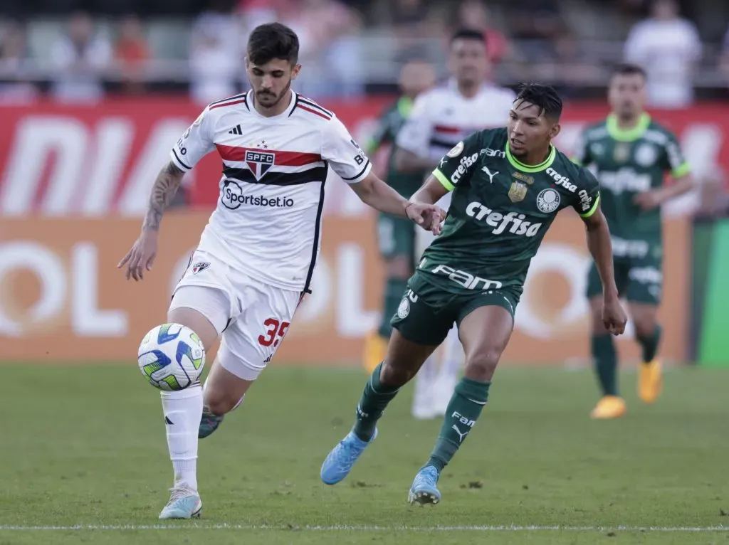 SÃO PAULO, SP (FOLHAPRESS) – 11 DE JUNHO: Lucas Beraldo, do São Paulo, e Rony, do Palmeiras, disputam a bola durante a partida entre São Paulo e Palmeiras, no jogo da Série A 2023, no Estádio do Morumbi, em 11 de junho de 2023, em São Paulo. (Foto: Alexandre Schneider/Getty Images)
